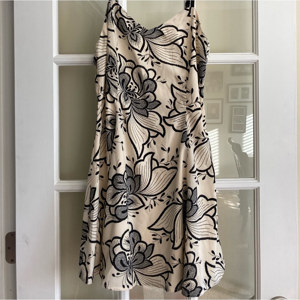 Poema gorgeous floral dress.  Size Large.  Beautiful black & cream pattern